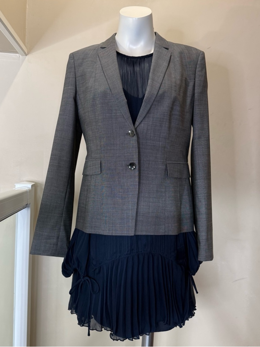 HUGO BOSS SLIM-FIT BLAZER IN 99% VIRGIN WOOL size 8
